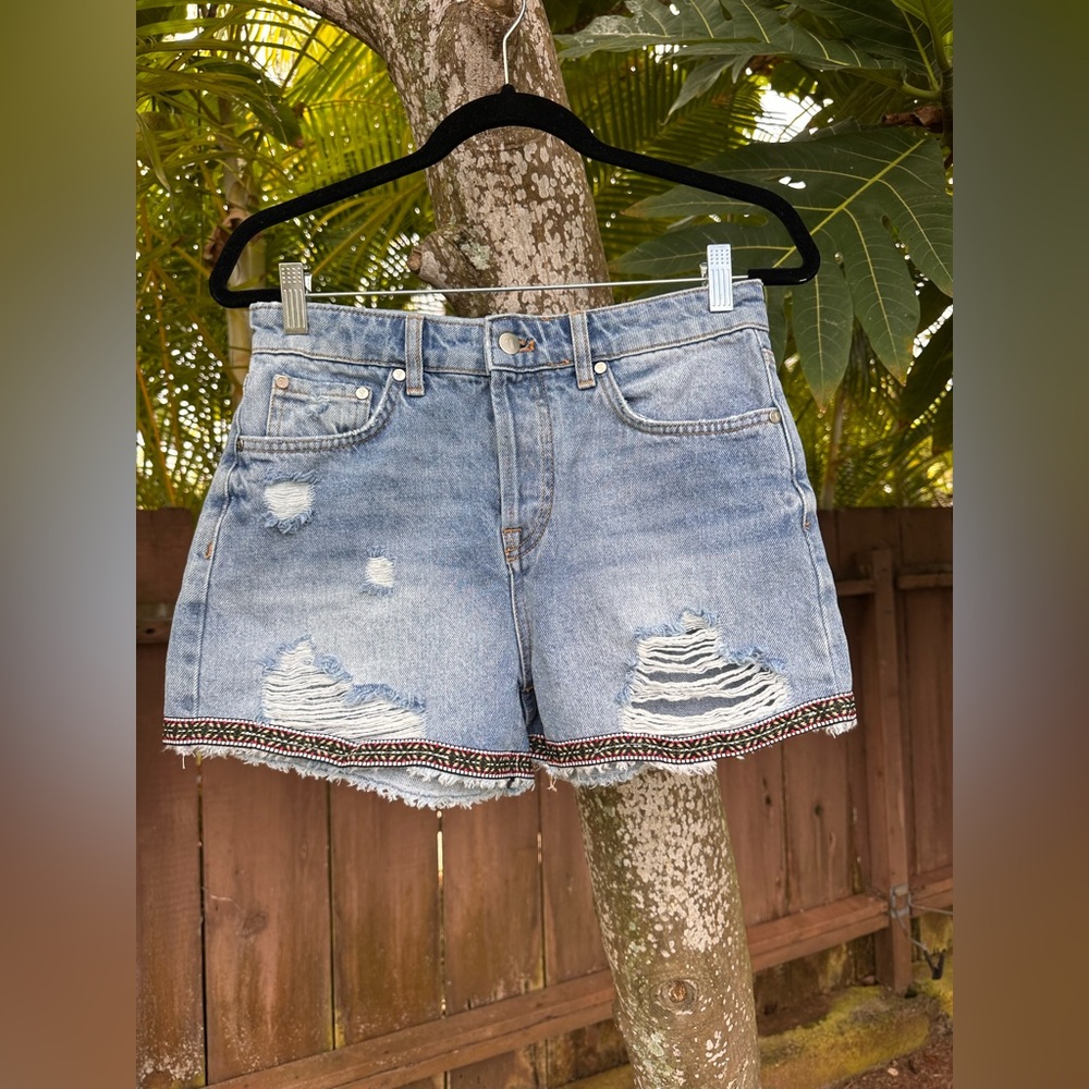 Anthropologie Pilcro Embroidered Distressed Denim Shorts Size 25